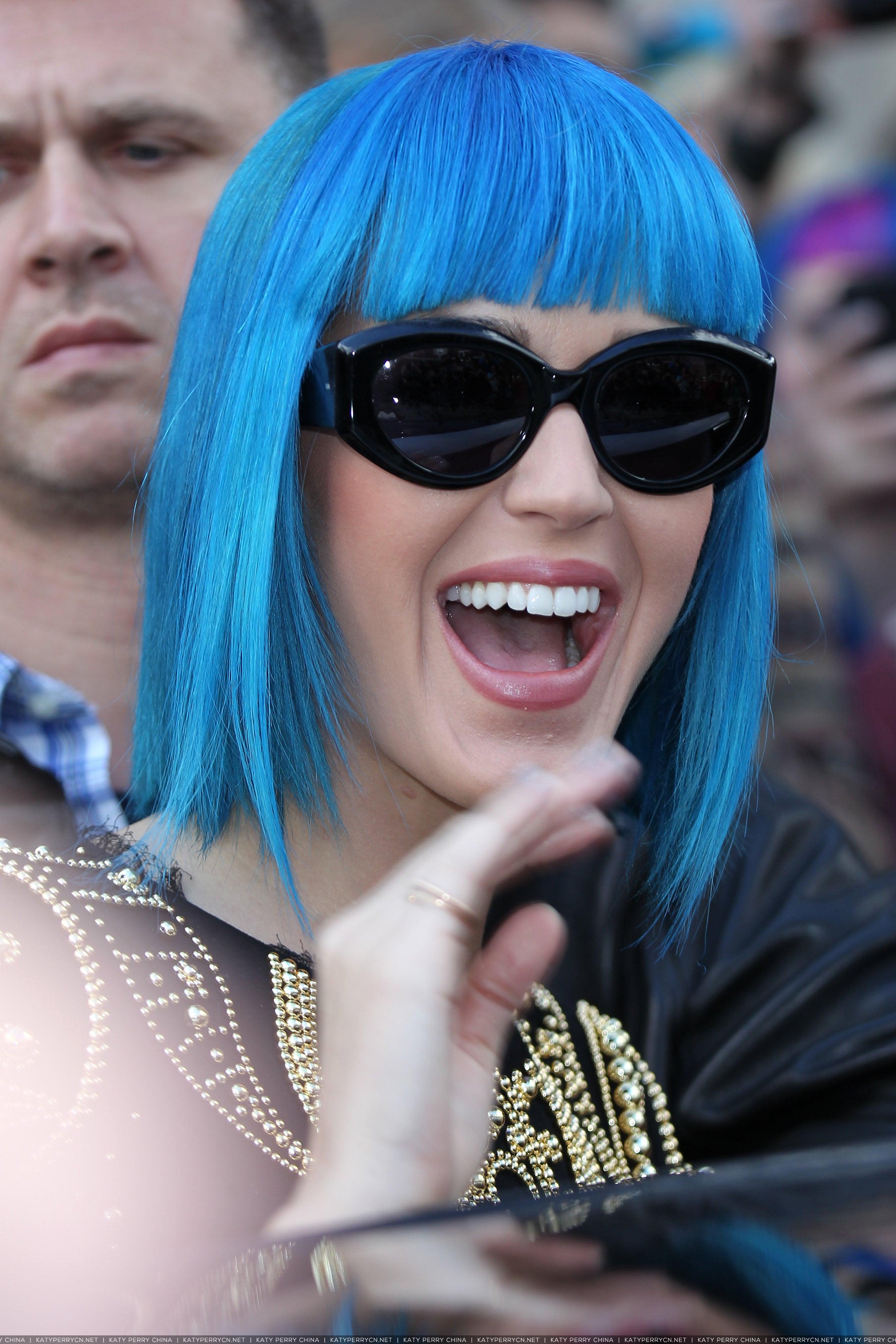 “Live Lounge”节目表演结束后离开伦敦BBC Radio 1电台演播室