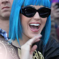 “Live Lounge”节目表演结束后离开伦敦BBC Radio 1电台演播室