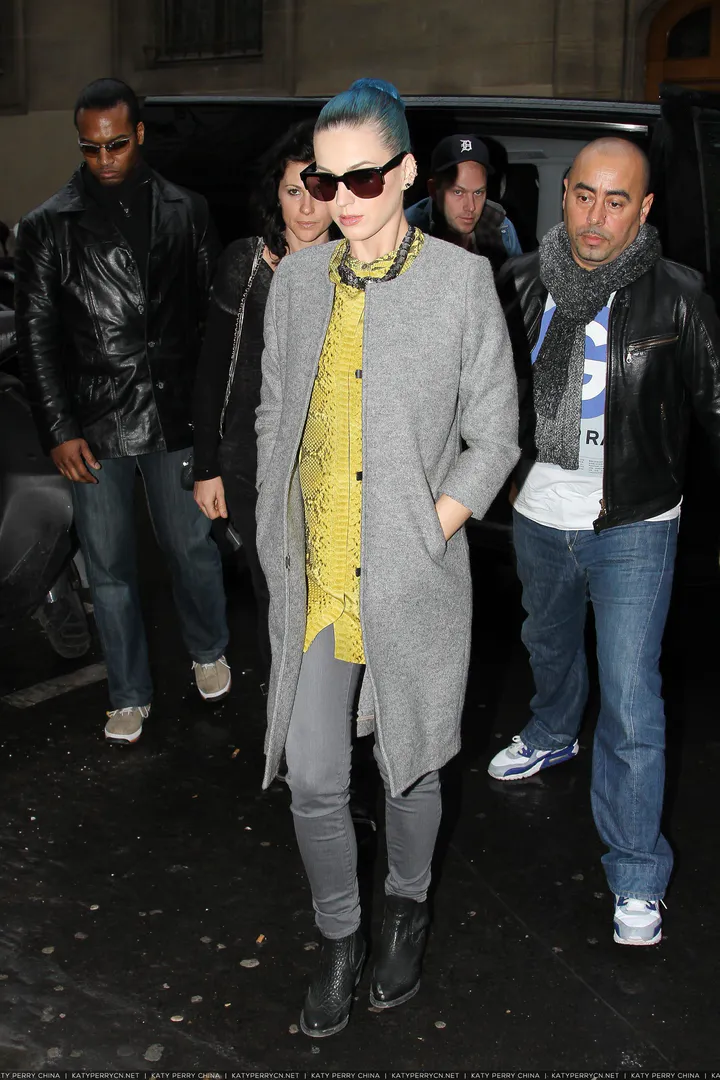 凯蒂佩芮参观“让·保罗·古德展”，随后在时装店购物