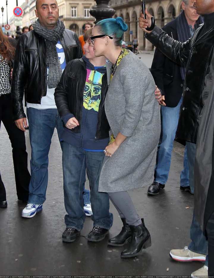 凯蒂佩芮参观“让·保罗·古德展”，随后在时装店购物