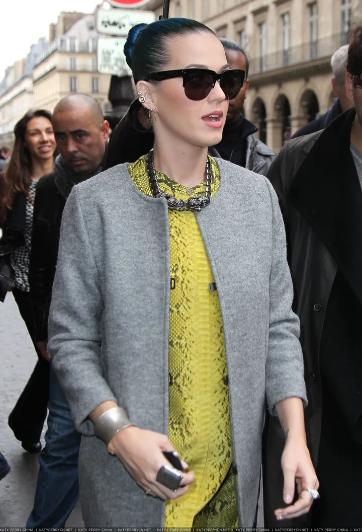 凯蒂佩芮参观“让·保罗·古德展”，随后在时装店购物