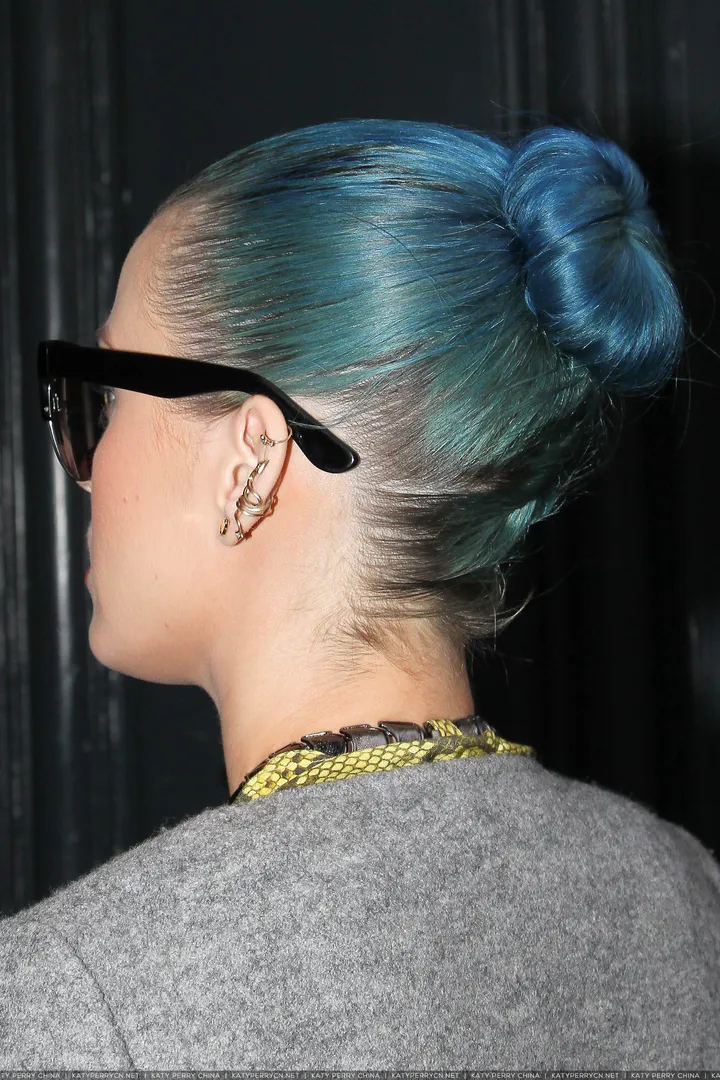 凯蒂佩芮参观“让·保罗·古德展”，随后在时装店购物