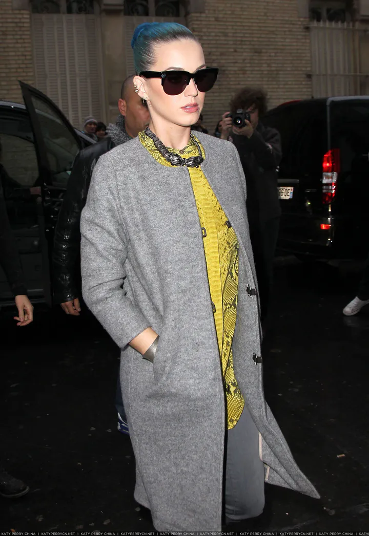 凯蒂佩芮参观“让·保罗·古德展”，随后在时装店购物