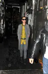 凯蒂佩芮参观“让·保罗·古德展”，随后在时装店购物