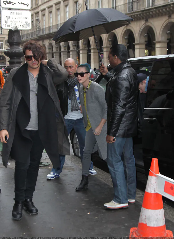 凯蒂佩芮参观“让·保罗·古德展”，随后在时装店购物