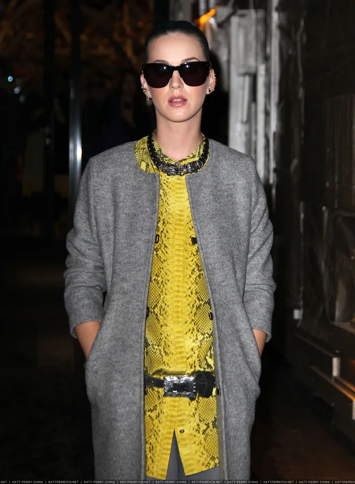 凯蒂佩芮参观“让·保罗·古德展”，随后在时装店购物