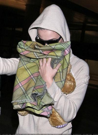 凯蒂佩芮抵达洛杉矶国际机场时被摄影师包围