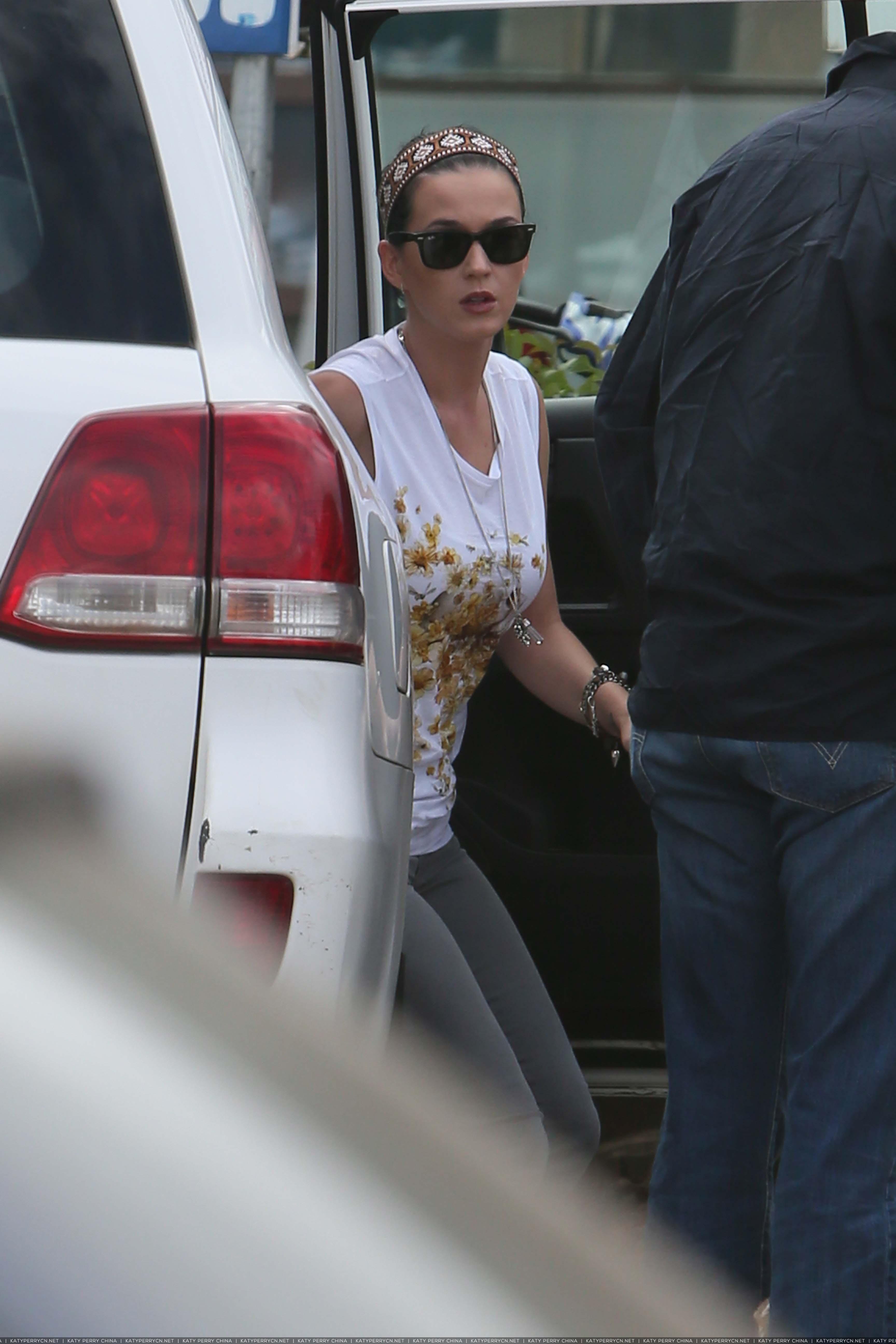 凯蒂佩芮结束联合国儿童基金会之旅后离开马达加斯加