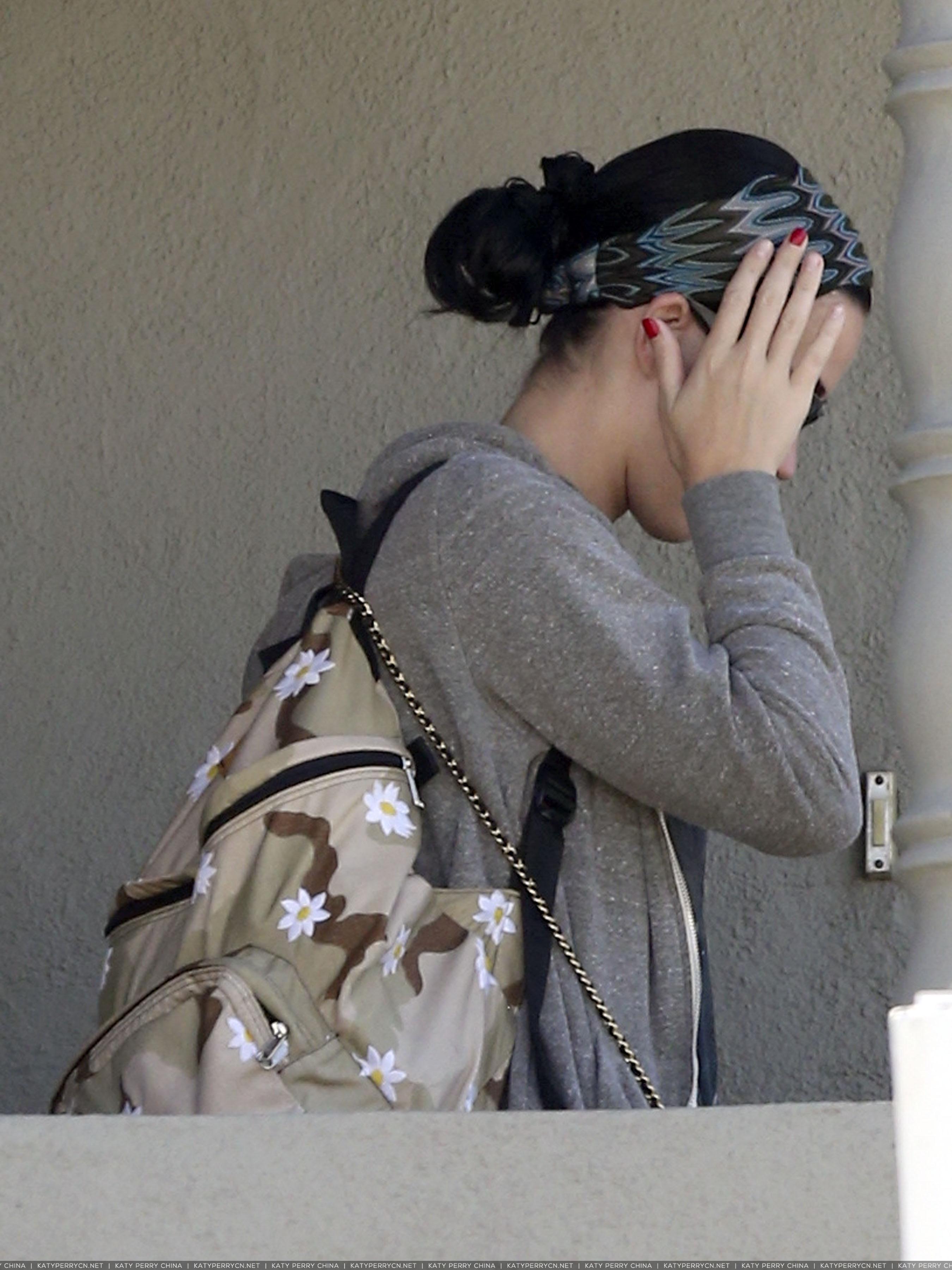 凯蒂佩芮离开洛杉矶的一家录音室