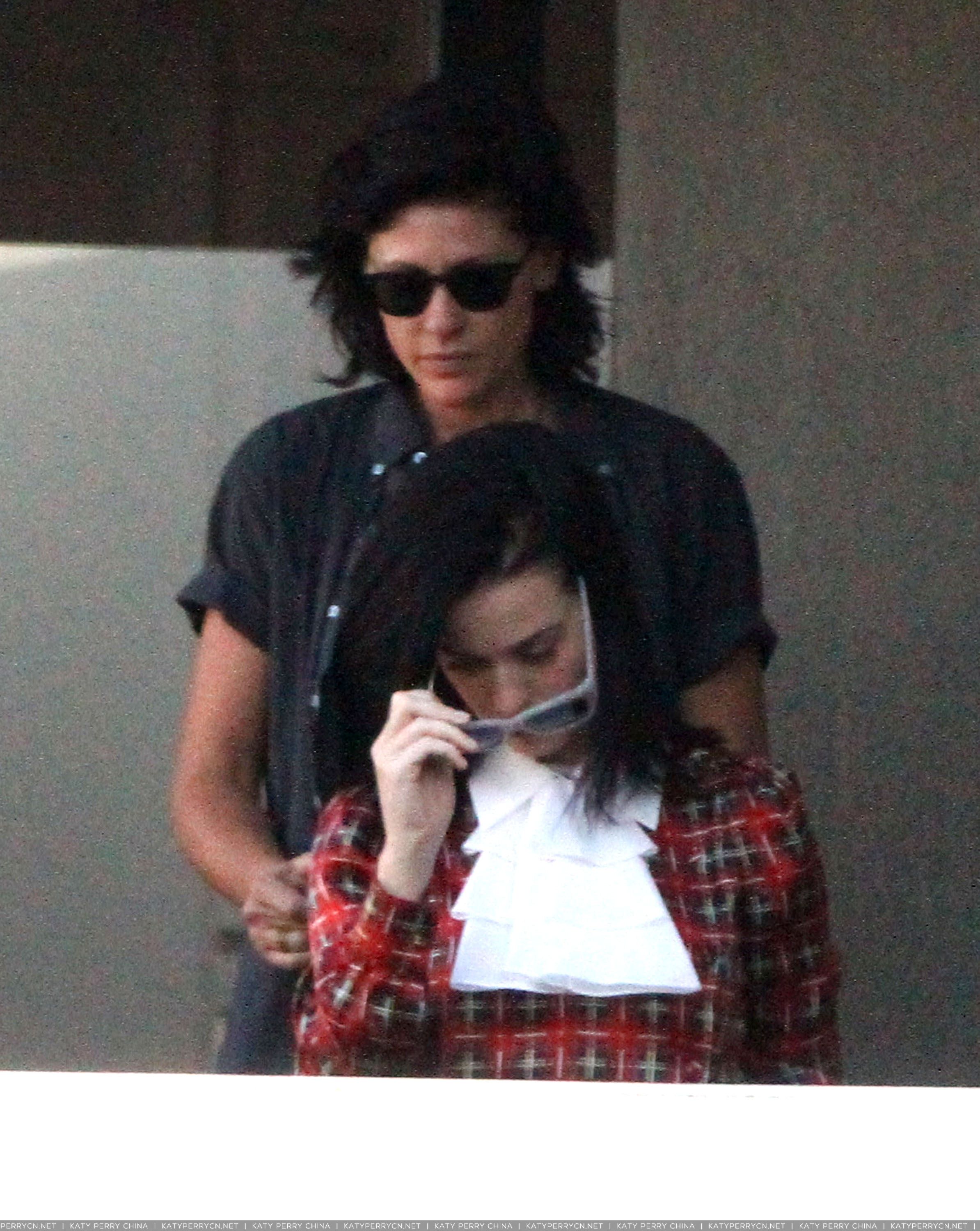 身着格子裙离开西好莱坞的一间摄影棚