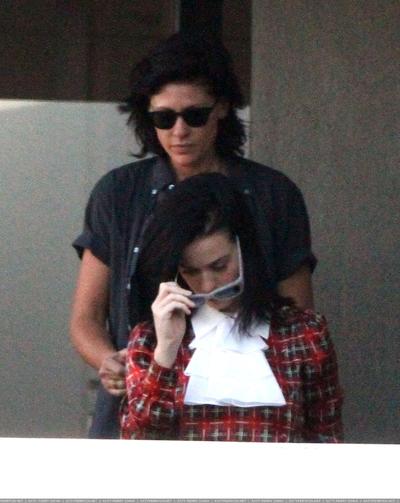 身着格子裙离开西好莱坞的一间摄影棚