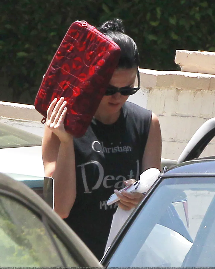​Katy Perry heads out of a friend's Los Angeles house