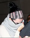 Katy Perry 到达洛杉矶机场时用围巾躲避狗仔拍照