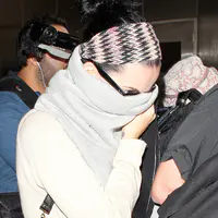 Katy Perry 到达洛杉矶机场时用围巾躲避狗仔拍照