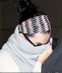 Katy Perry 到达洛杉矶机场时用围巾躲避狗仔拍照