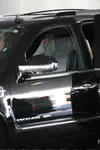 Katy Perry 到达洛杉矶机场时用围巾躲避狗仔拍照