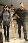 Katy Perry 到达洛杉矶机场时用围巾躲避狗仔拍照