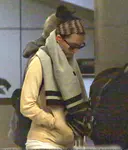Katy Perry 到达洛杉矶机场时用围巾躲避狗仔拍照