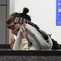 凯蒂佩芮抵达洛杉矶国际机场，躲在保镖和航空公司迎宾员身后