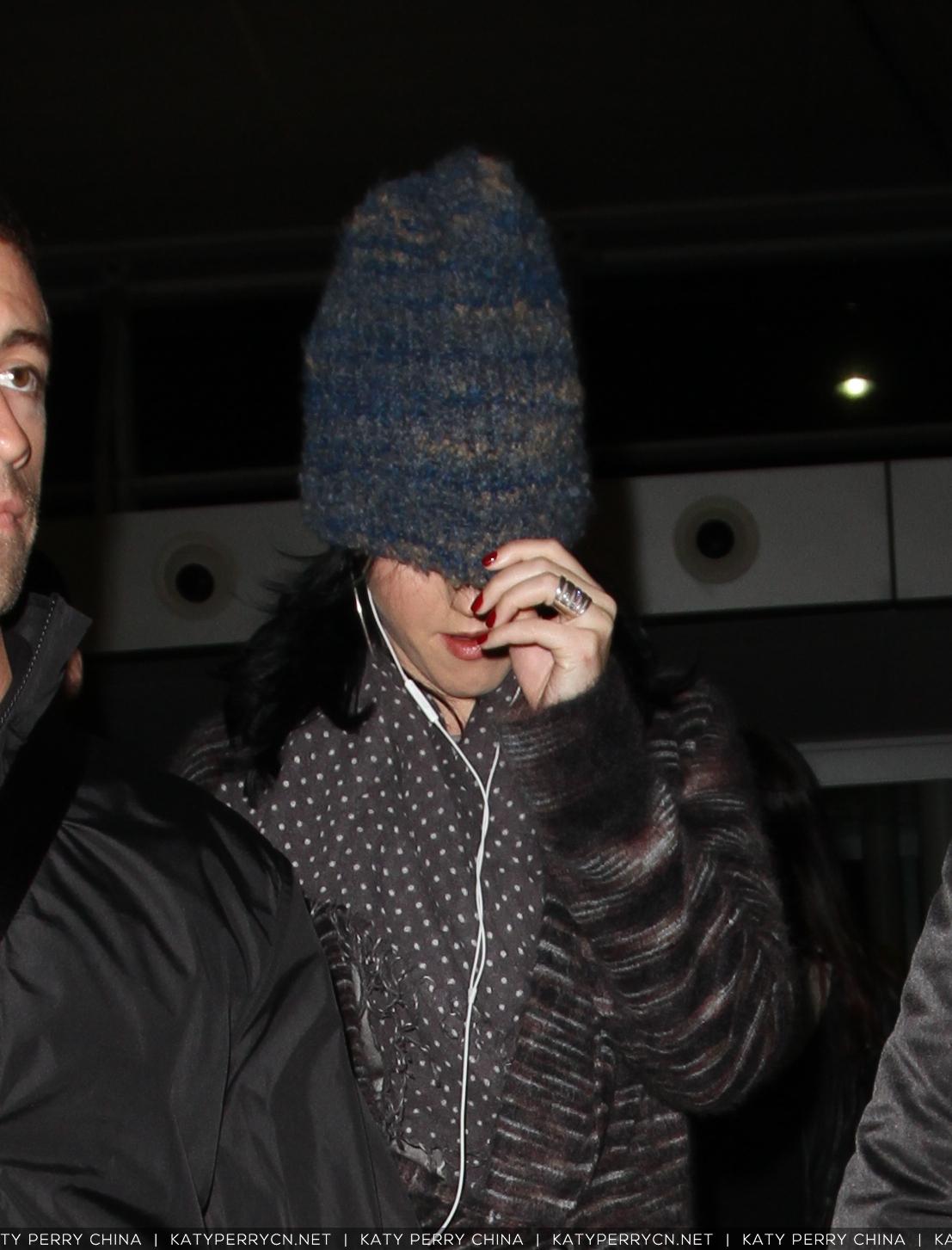 凯蒂佩芮抵达纽约肯尼迪机场，她的手指上戴着一枚新戒指