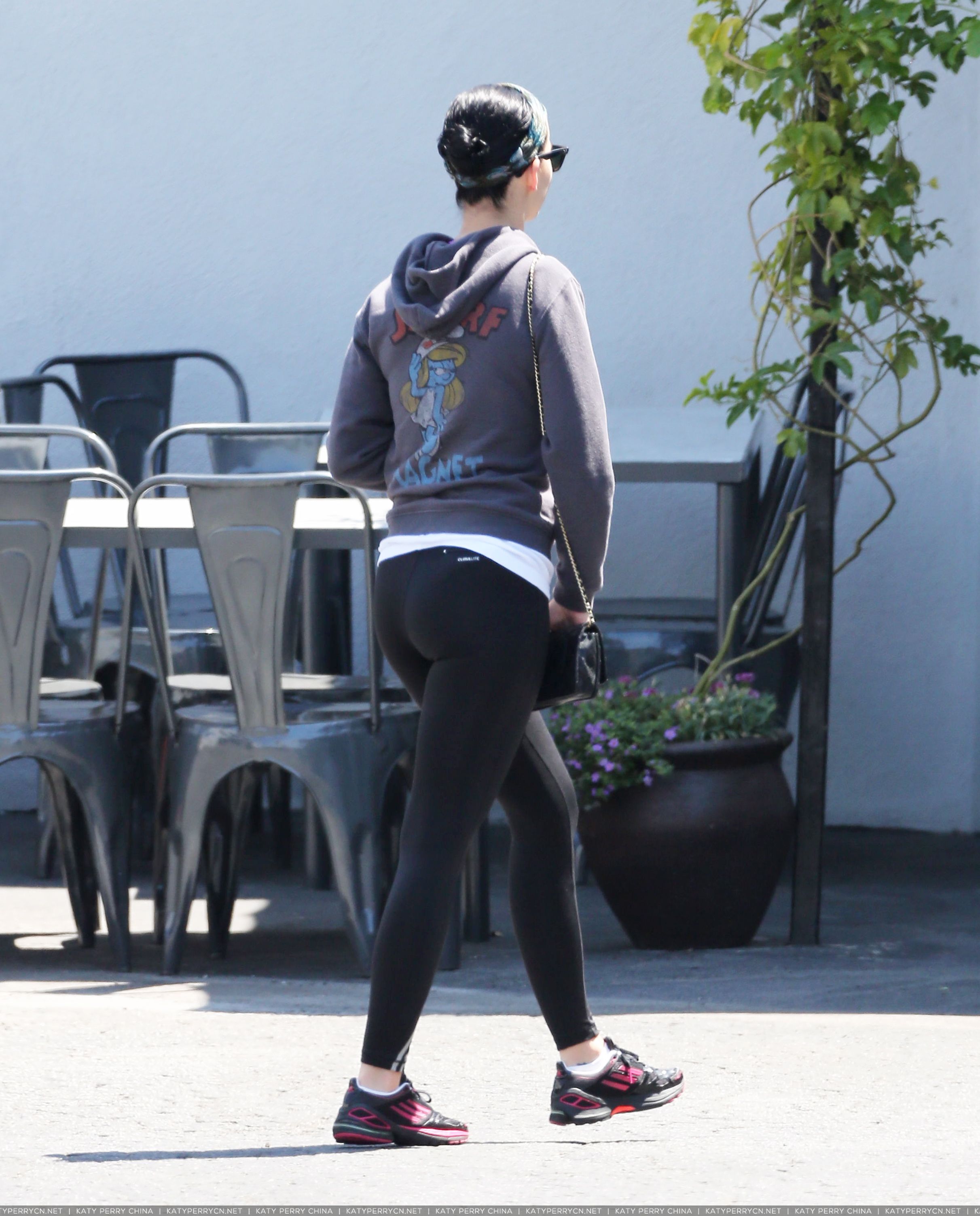 凯蒂佩芮穿着瑜伽裤和蓝精灵连帽衫前往工作室
