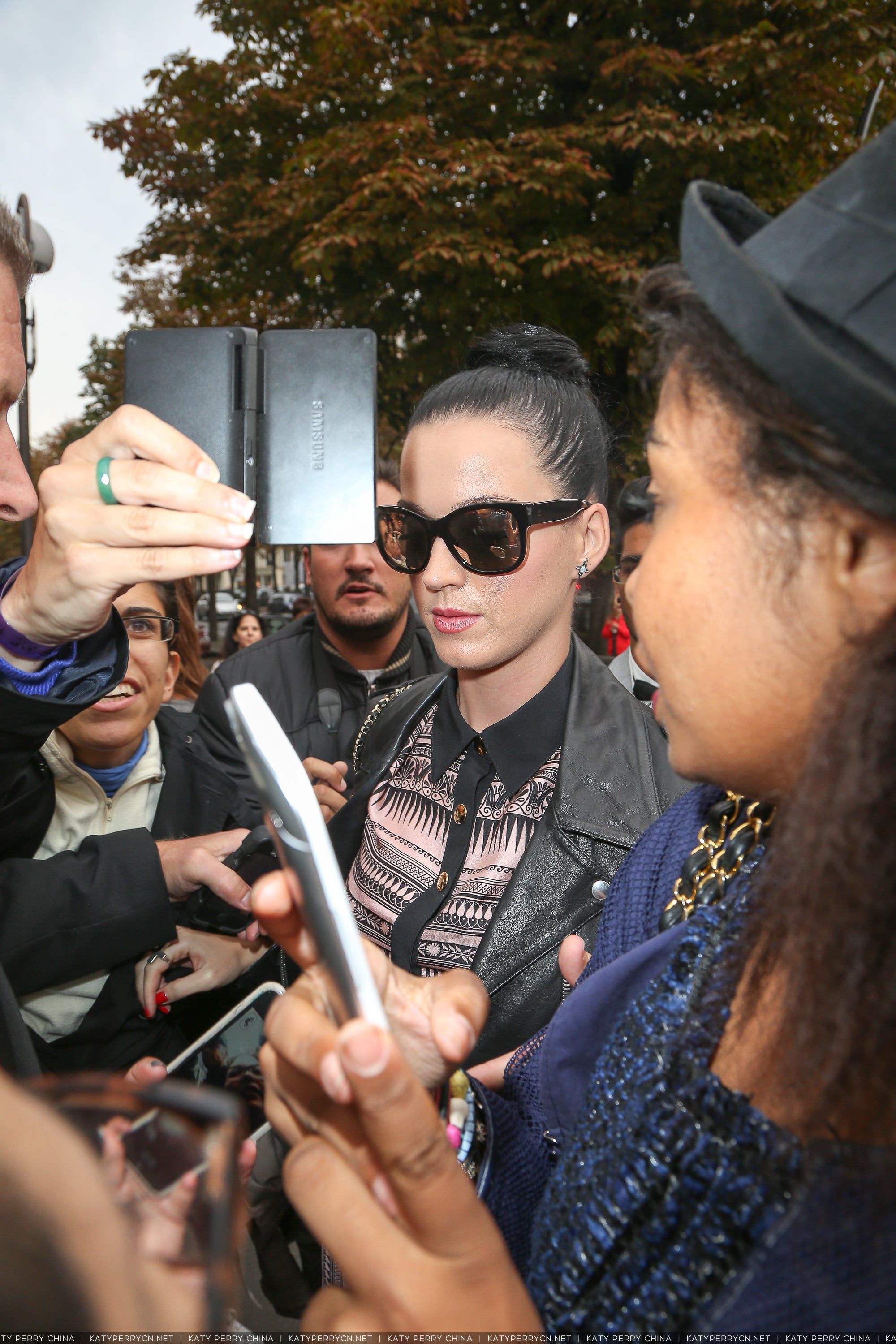 凯蒂佩芮离开法国巴黎的