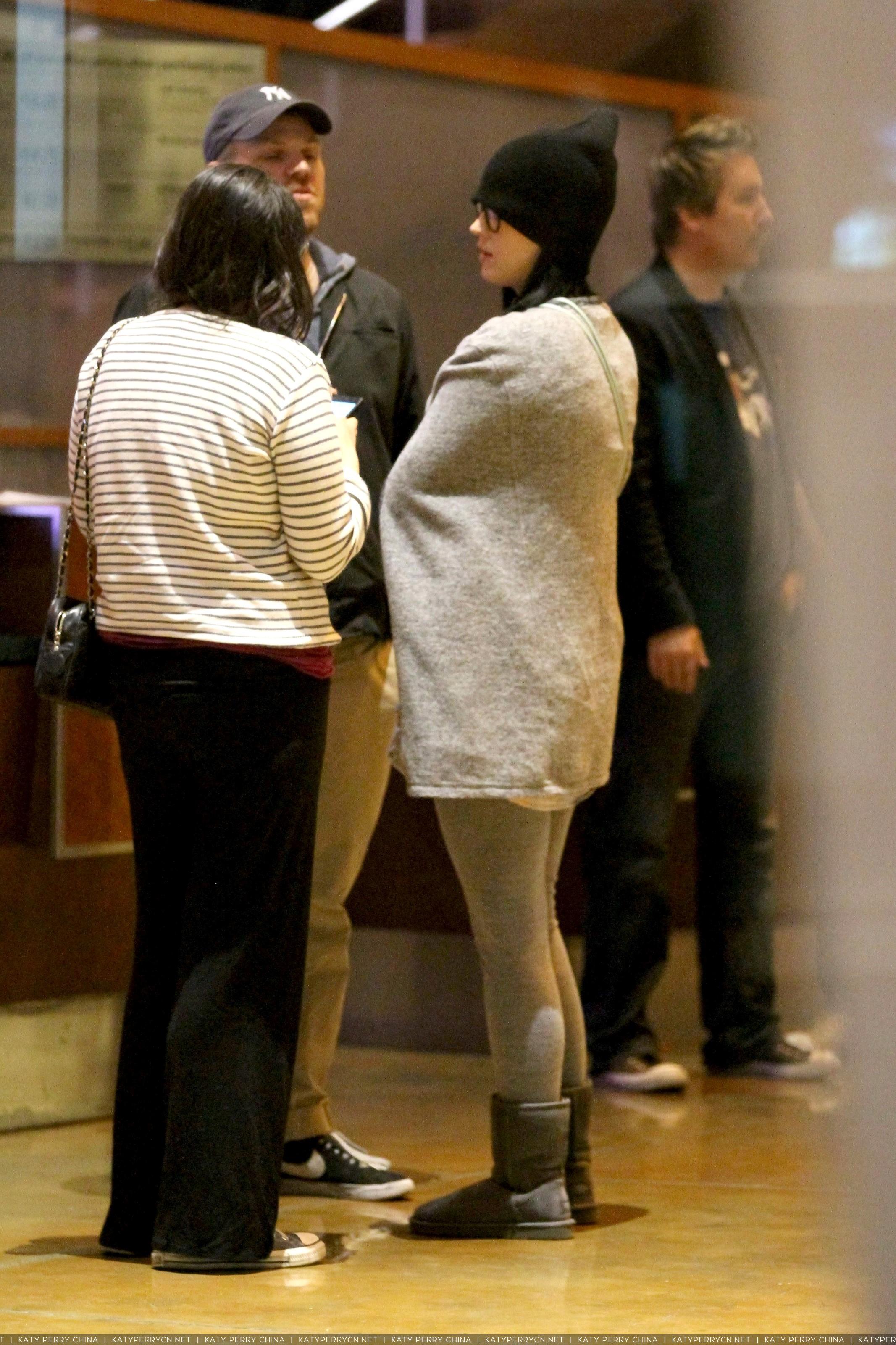 凯蒂佩芮和朋友们在洛杉矶看电影