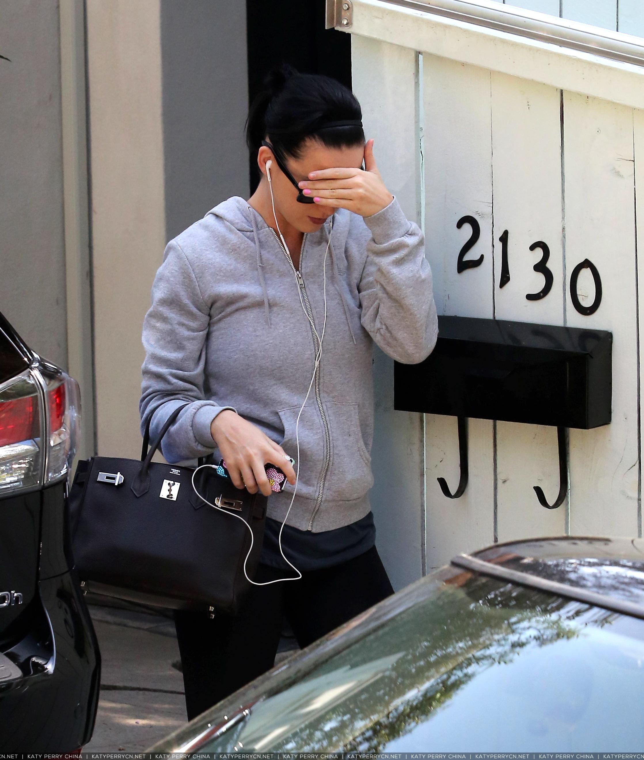 凯蒂佩芮在加州洛杉矶保持低调拜访朋友