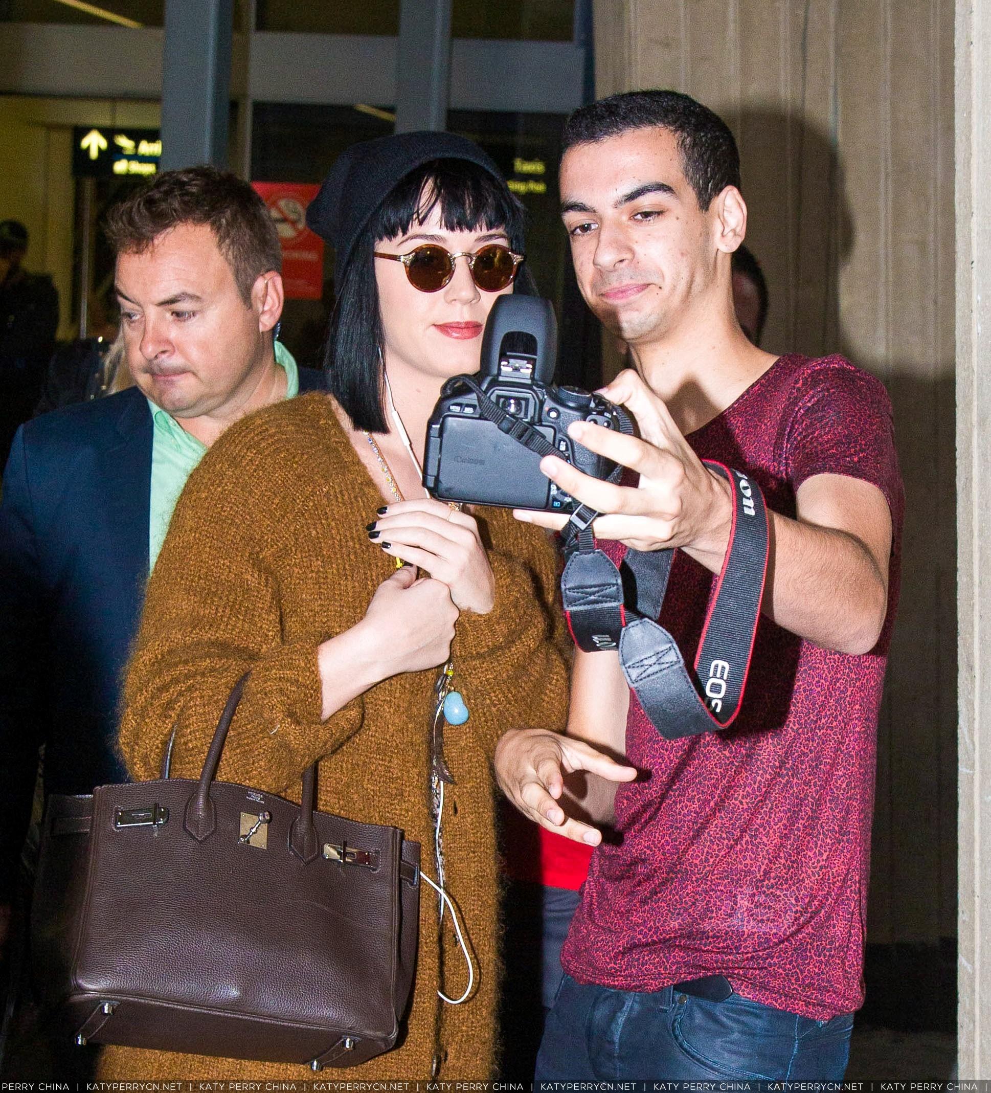 抵达悉尼国际机场，与粉丝签名合影