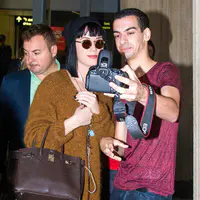 抵达悉尼国际机场，与粉丝签名合影