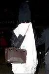 凯蒂佩芮抵达洛杉矶国际机场时用毯子和黑色小帽遮住了脸