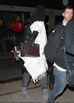 凯蒂佩芮抵达洛杉矶国际机场时用毯子和黑色小帽遮住了脸