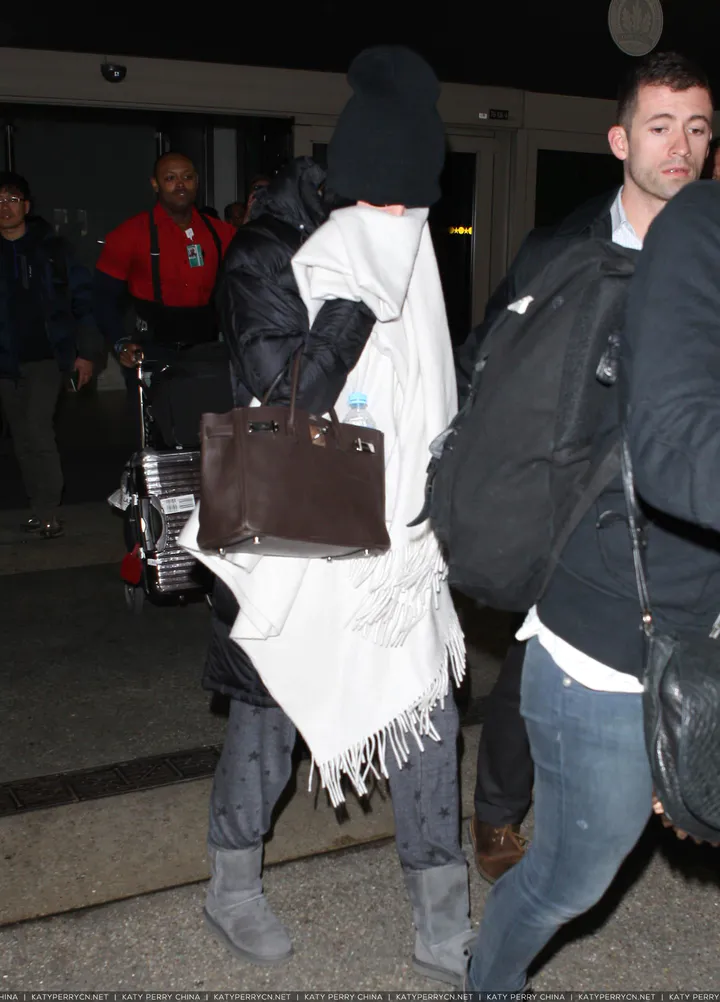 凯蒂佩芮抵达洛杉矶国际机场时用毯子和黑色小帽遮住了脸