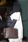 凯蒂佩芮抵达洛杉矶国际机场时用毯子和黑色小帽遮住了脸
