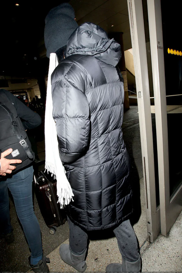 凯蒂佩芮抵达洛杉矶国际机场时用毯子和黑色小帽遮住了脸