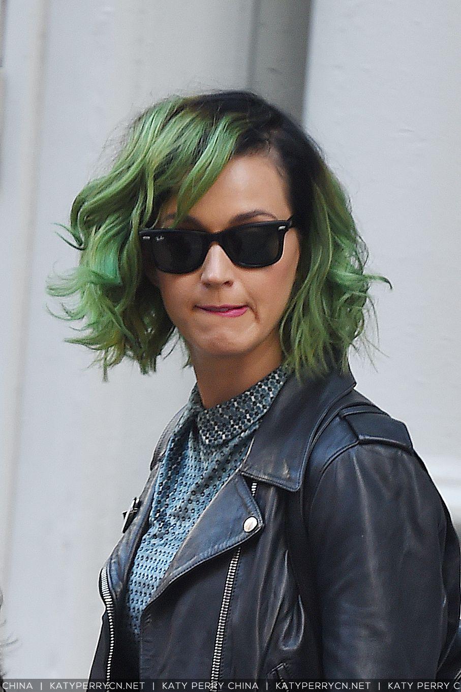 凯蒂佩芮离开《V》杂志办公室后，在纽约逛街