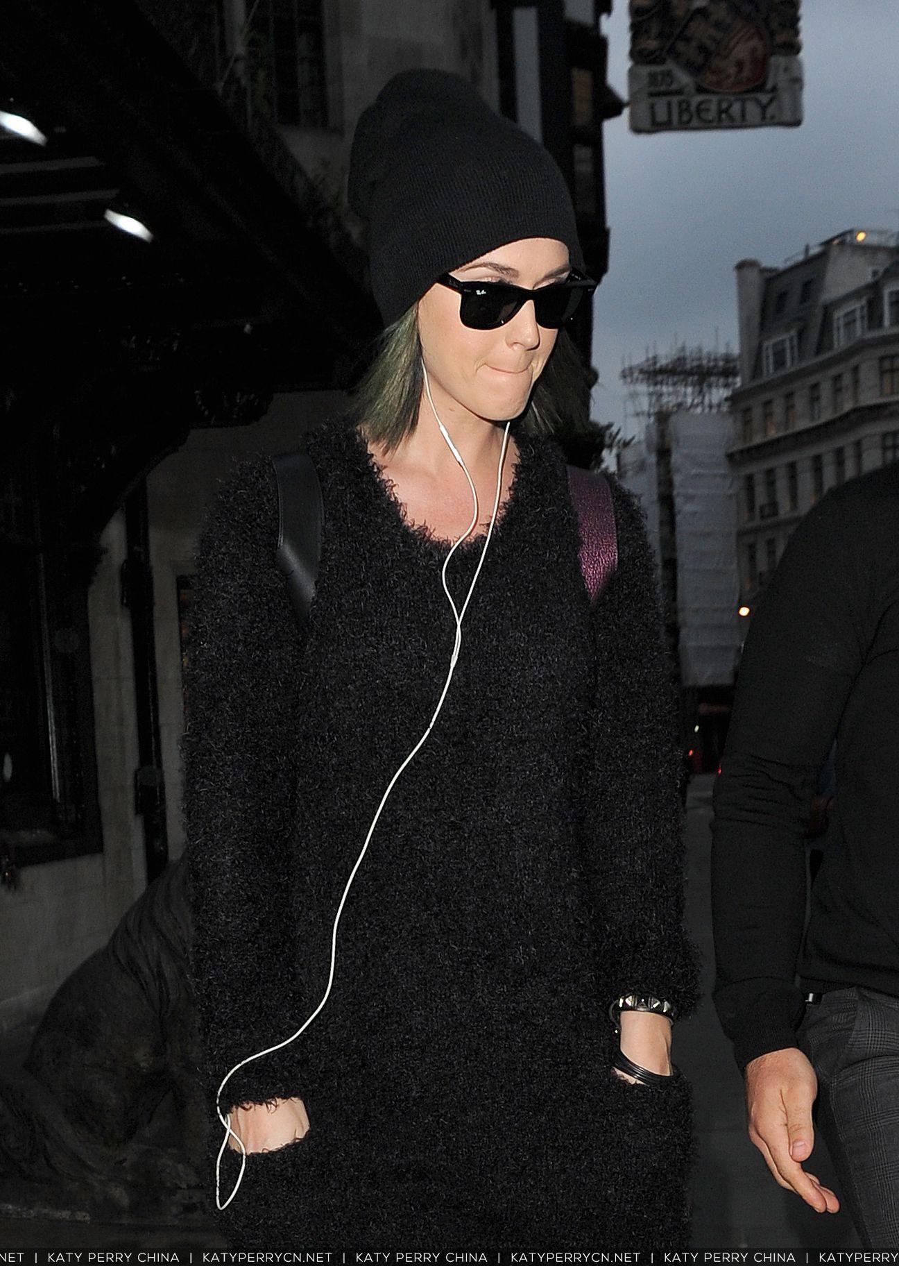 凯蒂佩芮离开利宝百货公司伦敦摄政街店