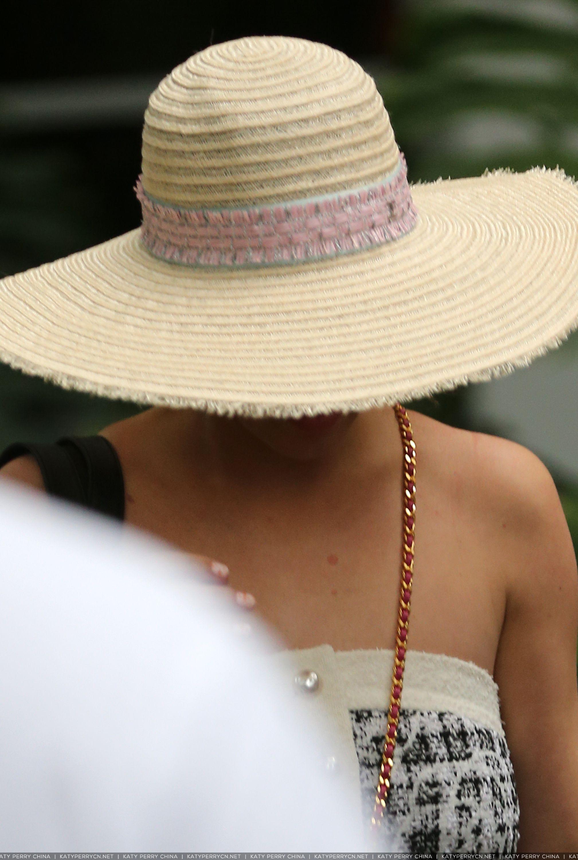 凯蒂佩芮离开迈阿密海滩酒店