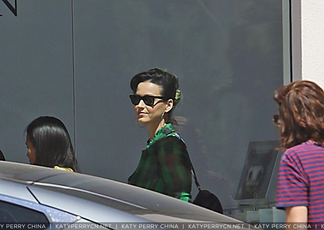 凯蒂佩芮现身洛杉矶马克·莱登画廊