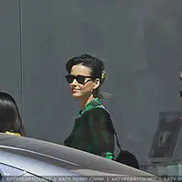 凯蒂佩芮现身洛杉矶马克·莱登画廊