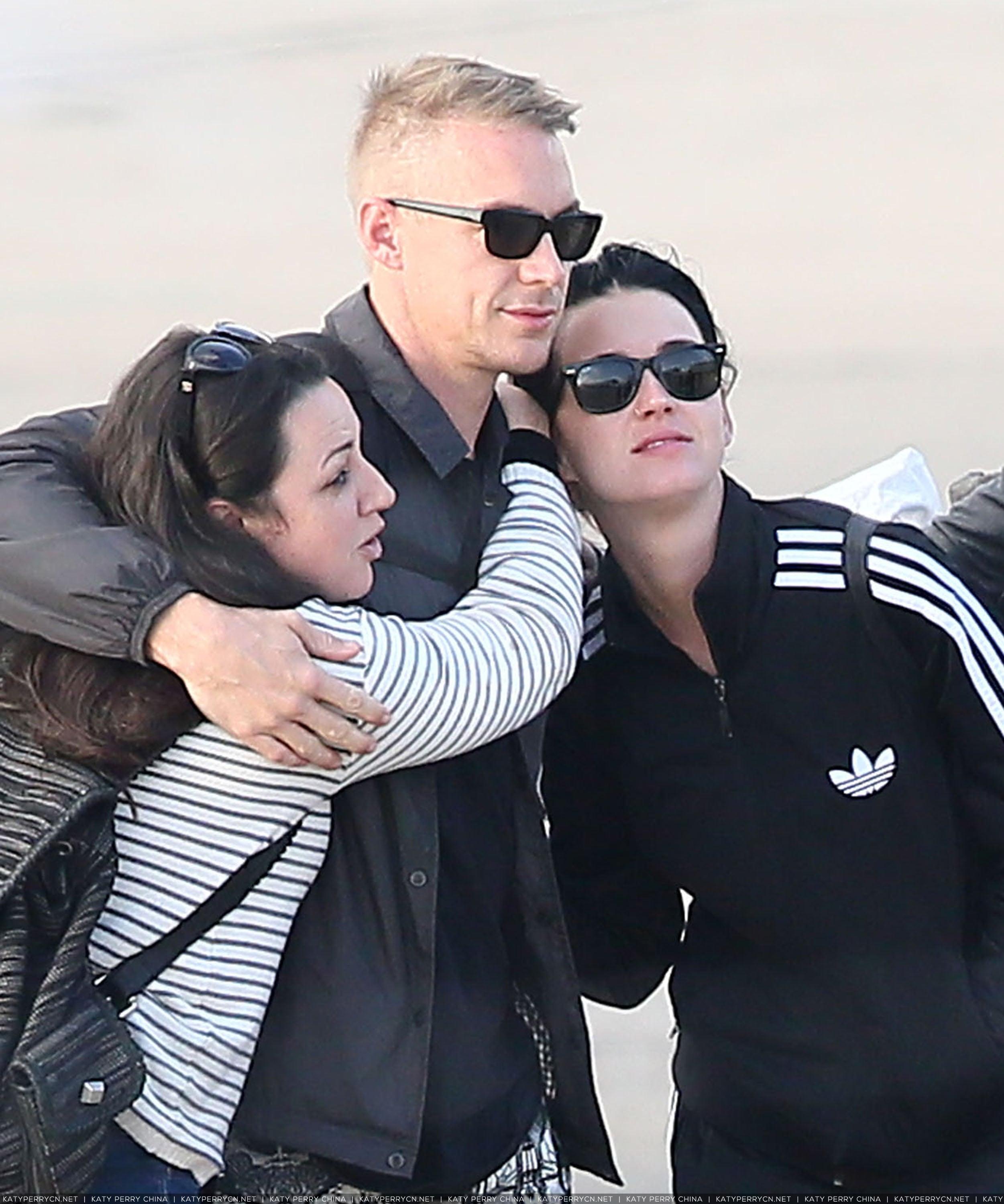 凯蒂佩芮与男友、朋友和家人乘坐私人飞机抵达巴黎-勒布尔歇机场