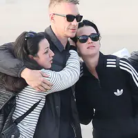 凯蒂佩芮与男友、朋友和家人乘坐私人飞机抵达巴黎-勒布尔歇机场