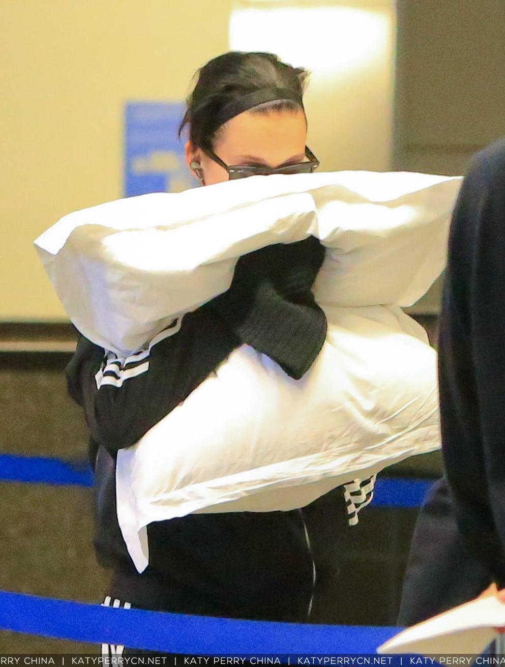 凯蒂佩芮抵达洛杉矶国际机场