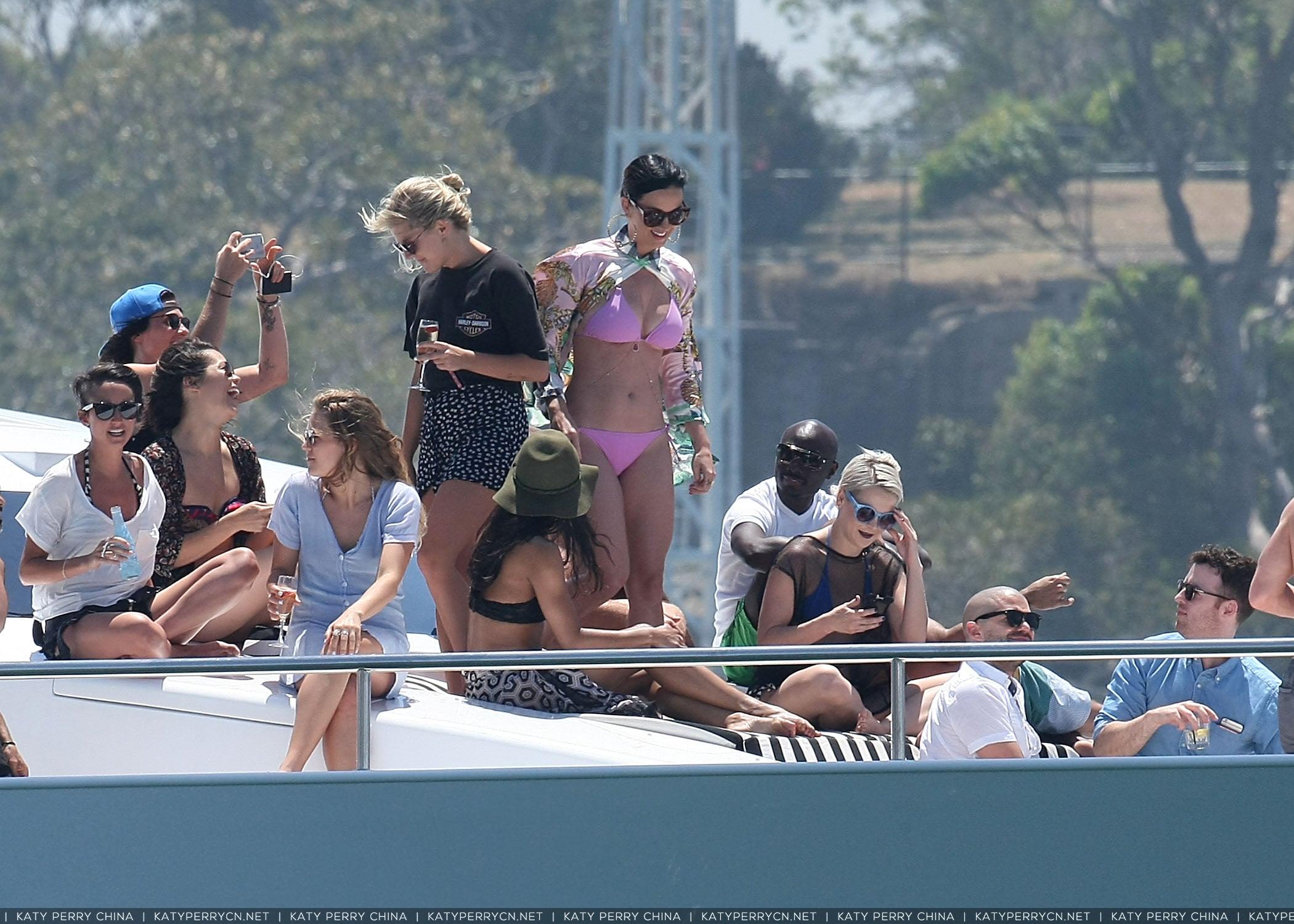 身着粉色比基尼的凯蒂佩芮在悉尼港享受阳光假期