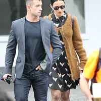 凯蒂佩芮与她的保镖在悉尼的Surry Hills购物