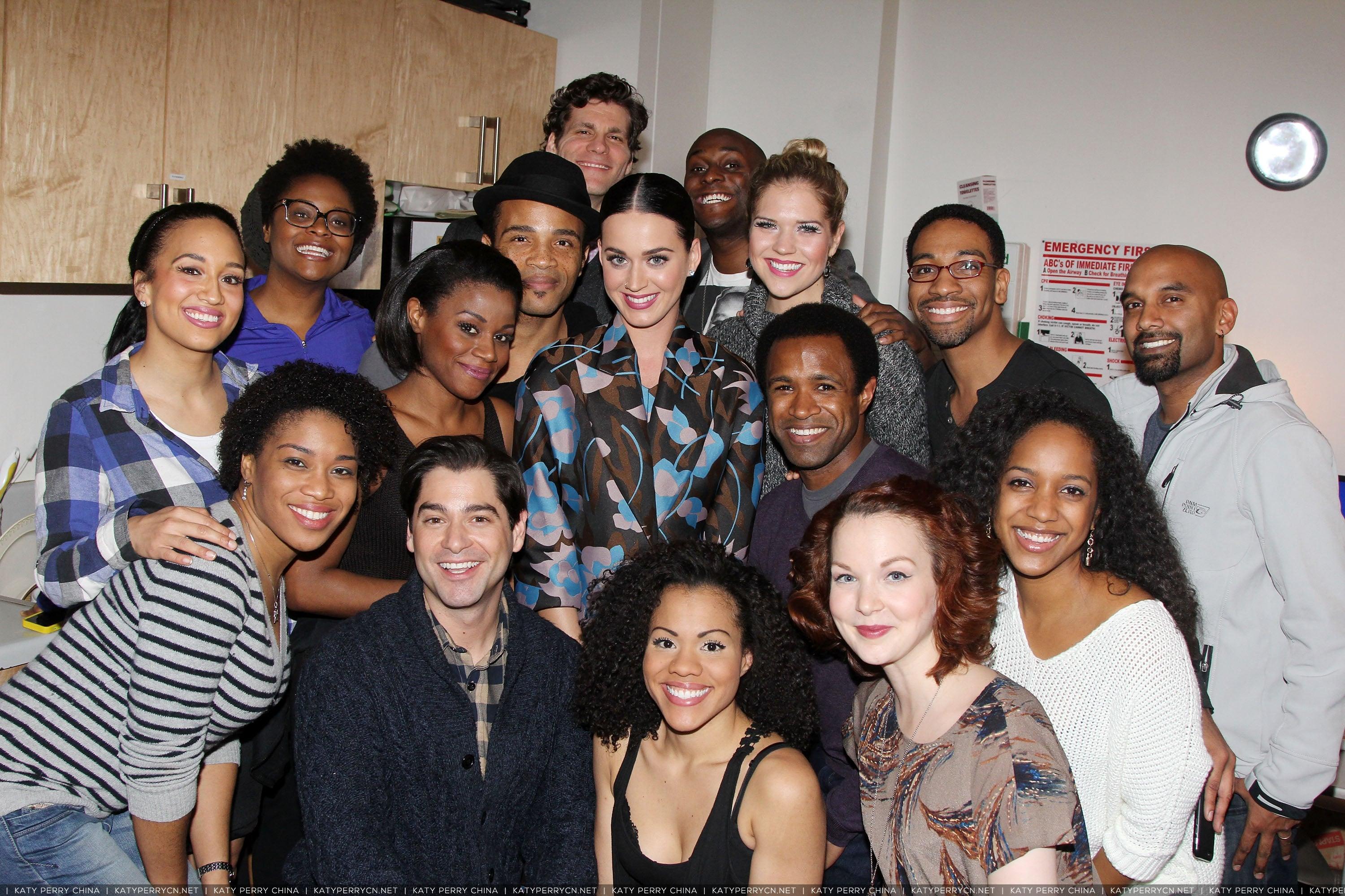 凯蒂·佩芮参观《美丽：卡罗尔·金的音乐剧》后台