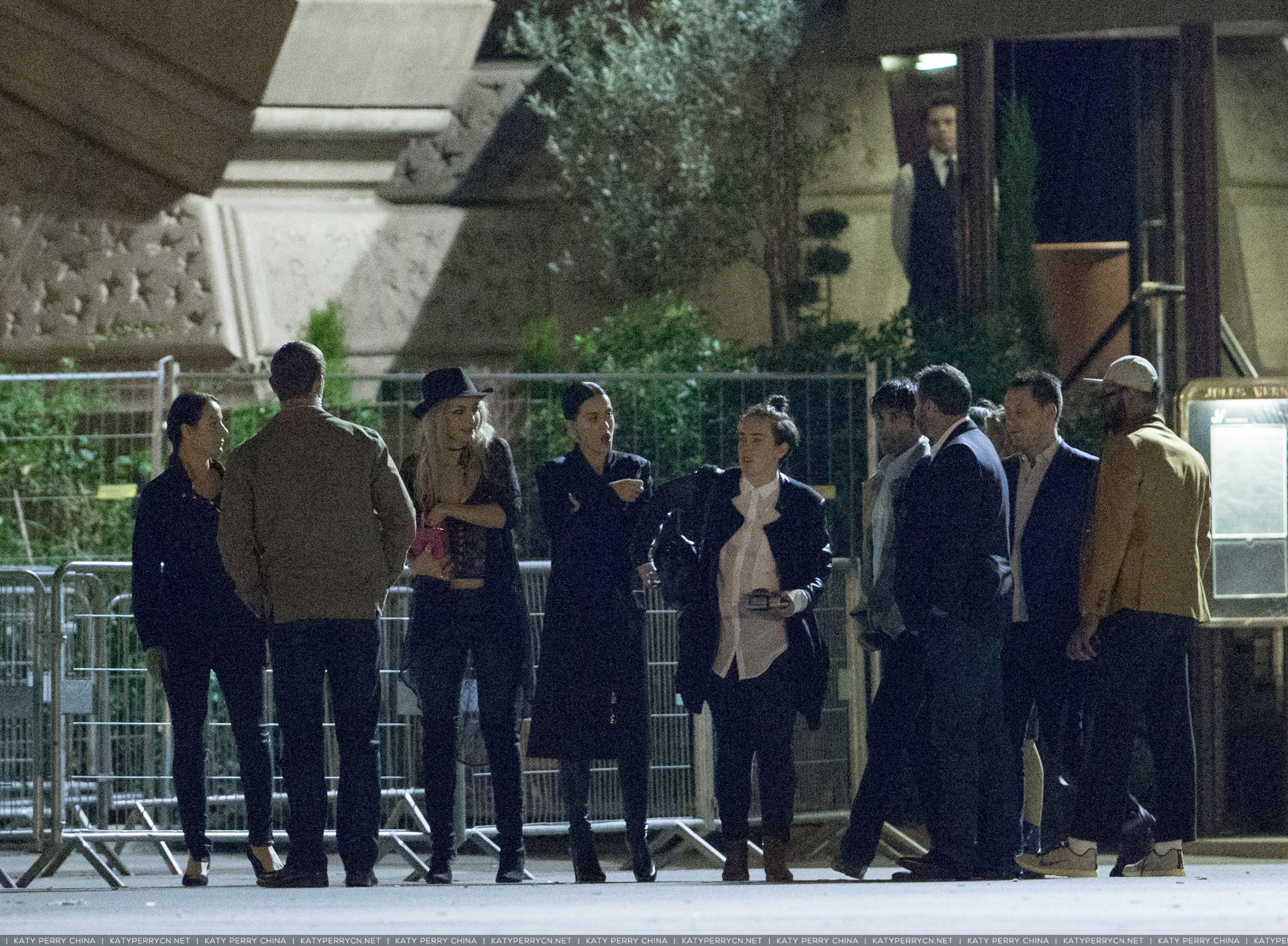 凯蒂佩芮与男友Diplo、家人、朋友和随行人员在巴黎庆祝30岁生日