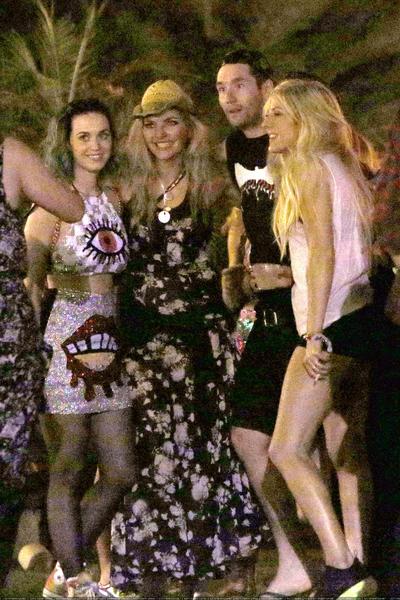 凯蒂·佩芮、埃利·古尔丁、瑞塔·奥拉和朋友们在2014科切拉音乐节贵宾室合影