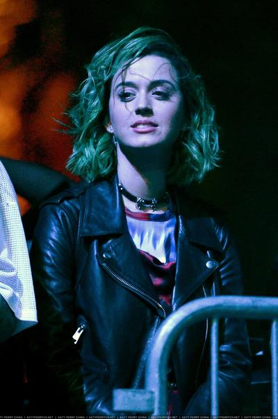 凯蒂佩芮观看洛德在2014科切拉音乐节第二日的演出