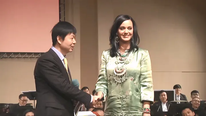 凯蒂佩芮到访中央民族乐团